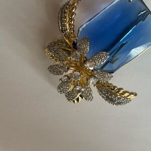 Elegant Blue and Gold Floral sapphire brooch